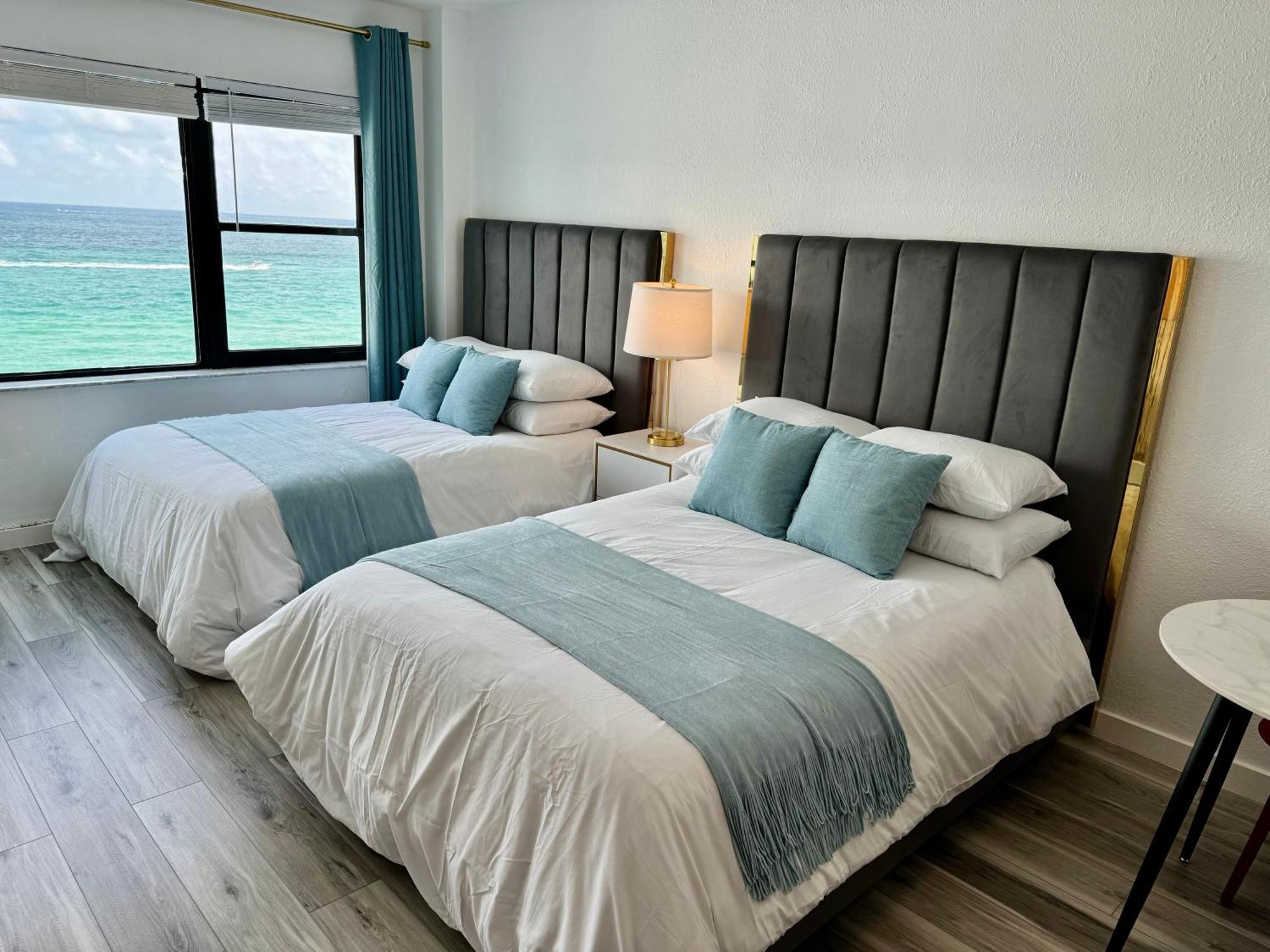 Directly On The With Pool & Ocean View Appartement