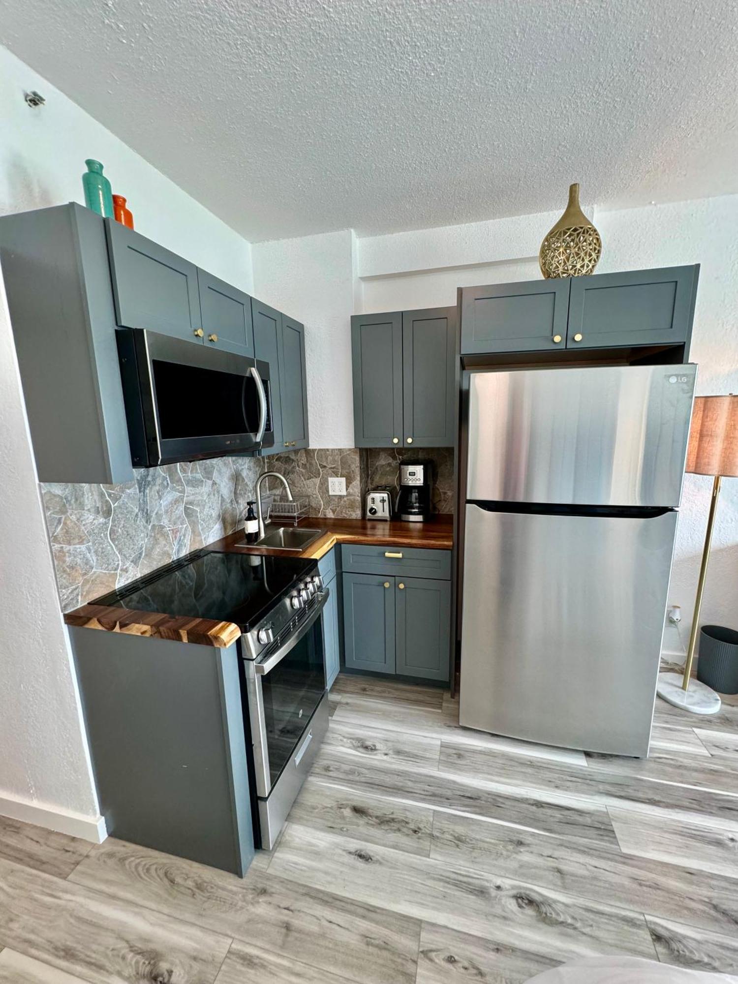 Directly On The With Pool & Ocean View *