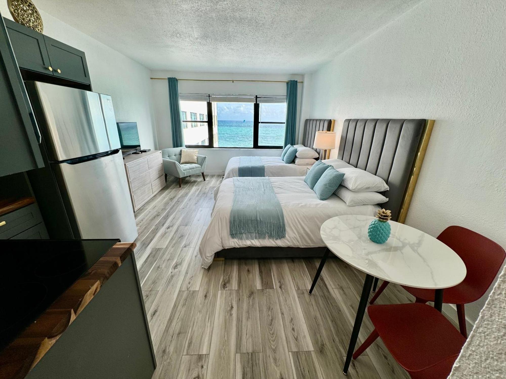 Directly On The With Pool & Ocean View Appartement *