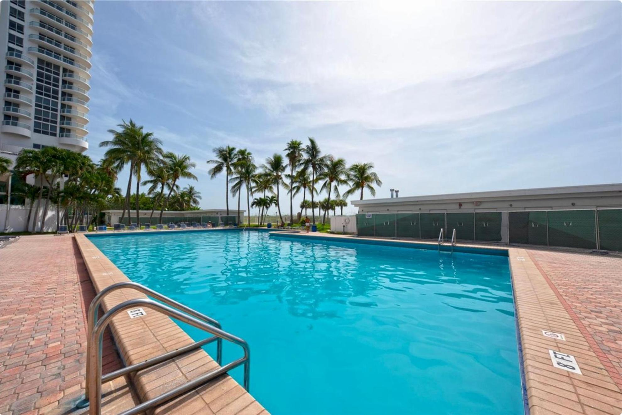 Directly On The With Pool & Ocean View Appartement